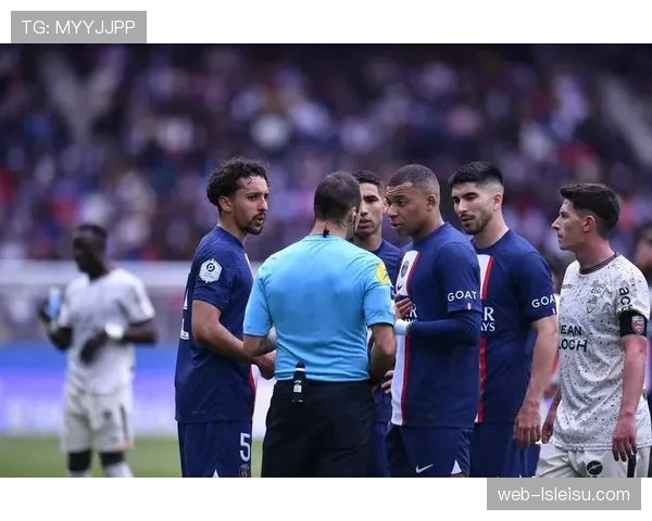 特写：洛里昂门将姆沃戈扑出关键单刀后，与队友疯狂庆祝保级希望重燃